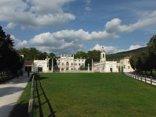 The impressive Villa Mosconi Bertani winery estate.